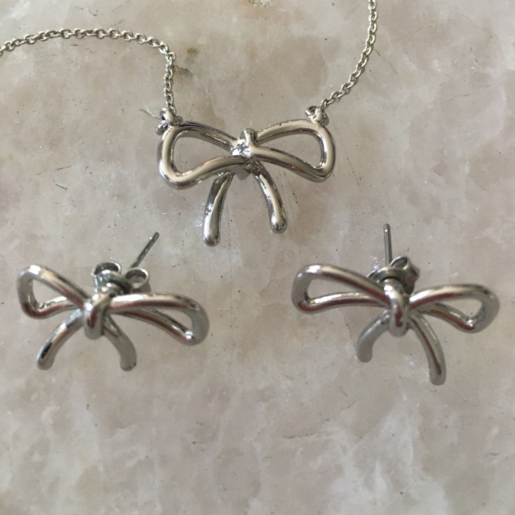 Banana Republic Factory Bow Earrings And Necklace 15$